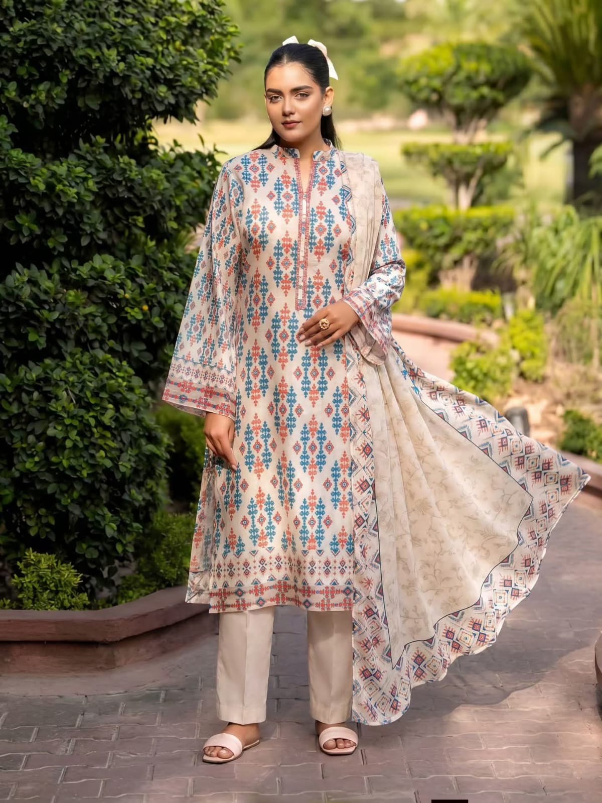 🌸 Vibrant Lawn Suit – Unstitched 3-Piece Casual Wear ☀️